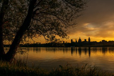 Gün batımında Mincio Nehri manzarası Lombardy, İtalya