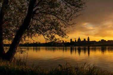 Lombardy, İtalya 'daki Mincio Nehri' nin güzel doğal manzarası.
