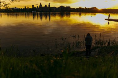 Lombardy, İtalya 'daki Mincio Nehri' nin güzel doğal manzarası.