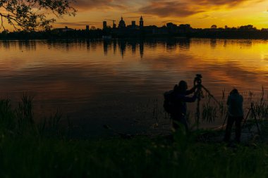 Gün batımında Mincio Nehri manzarası Lombardy, İtalya