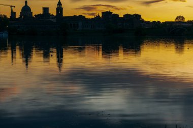 Gün batımında Mincio Nehri manzarası Lombardy, İtalya