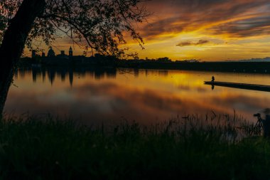 Gün batımında Mincio nehrinin güzel doğal manzarası, Lombardy, İtalya