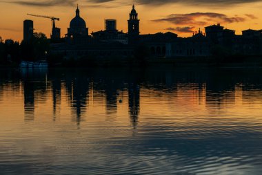 Gün batımında Mincio Nehri manzarası Lombardy, İtalya