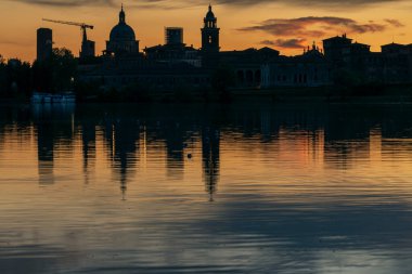 Gün batımında Mincio Nehri manzarası Lombardy, İtalya