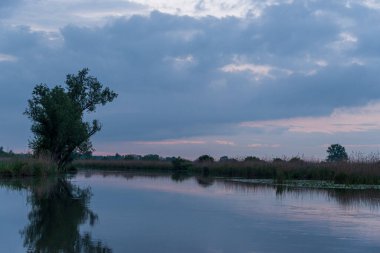 Lombardy, İtalya 'daki Mincio Nehri' nin güzel doğal manzarası.