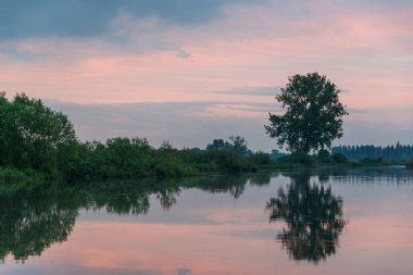 Gün batımında Mincio nehrinin güzel doğal manzarası, Lombardy, İtalya