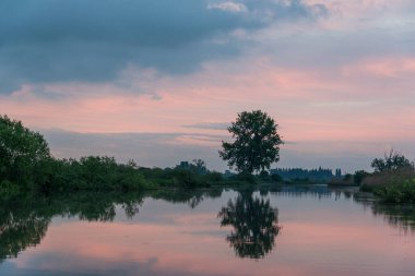 Gün batımında Mincio nehrinin güzel doğal manzarası, Lombardy, İtalya