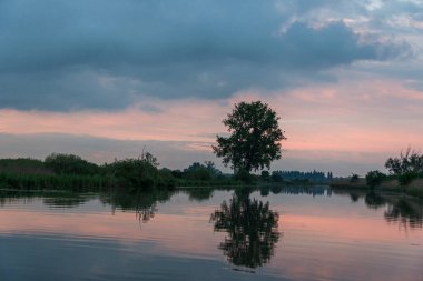 Lombardy, İtalya 'daki Mincio Nehri' nin güzel doğal manzarası.