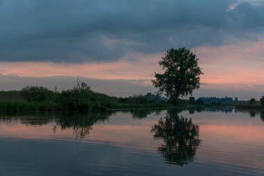 Gün batımında Mincio Nehri manzarası Lombardy, İtalya