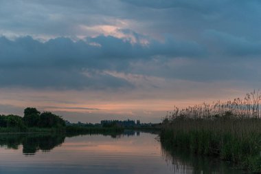 Gün batımında Mincio nehrinin güzel doğal manzarası, Lombardy, İtalya