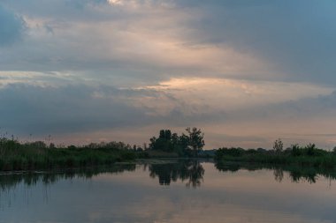Lombardy, İtalya 'daki Mincio Nehri' nin güzel doğal manzarası.