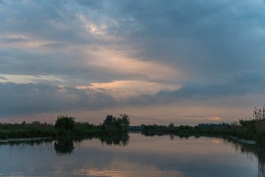 Gün batımında Mincio Nehri manzarası Lombardy, İtalya