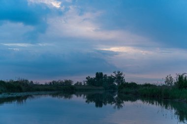 Gün batımında Mincio Nehri manzarası Lombardy, İtalya