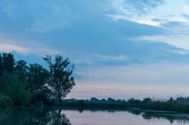 Sabahları Mincio nehrinin güzel manzarası, Lombardy, İtalya