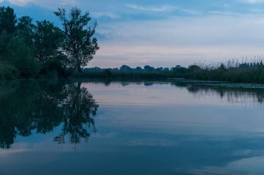 Lombardy, İtalya 'daki Mincio Nehri' nin güzel doğal manzarası.