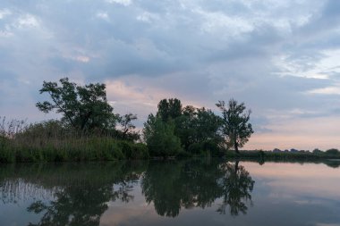 Gün batımında Mincio Nehri manzarası Lombardy, İtalya