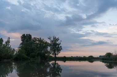 Gün batımında Mincio Nehri manzarası Lombardy, İtalya