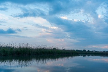 Lombardy, İtalya 'daki Mincio Nehri' nin güzel doğal manzarası.