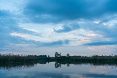 Sabahları Mincio nehrinin güzel manzarası, Lombardy, İtalya