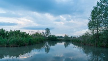 Gün batımında Mincio Nehri manzarası Lombardy, İtalya