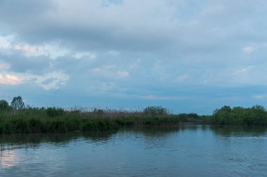 Sabahları Mincio nehrinin güzel manzarası, Lombardy, İtalya
