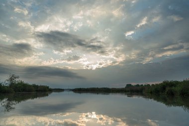 Gün batımında Mincio Nehri manzarası Lombardy, İtalya
