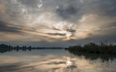 Lombardy, İtalya 'daki Mincio Nehri' nin güzel doğal manzarası.