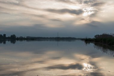 Gün batımında Mincio Nehri manzarası Lombardy, İtalya