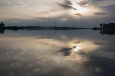 Sabahları Mincio nehrinin güzel manzarası, Lombardy, İtalya