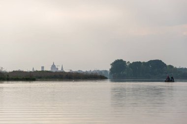Gün batımında Mincio Nehri manzarası Lombardy, İtalya