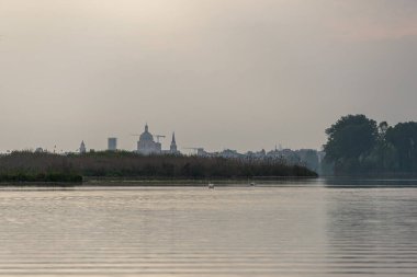 Gün batımında Mincio Nehri manzarası Lombardy, İtalya