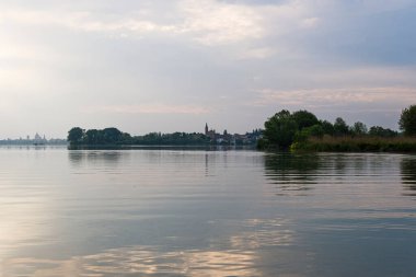 Lombardy, İtalya 'daki Mincio Nehri' nin güzel doğal manzarası.
