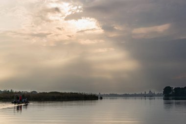 Gün batımında Mincio Nehri manzarası Lombardy, İtalya