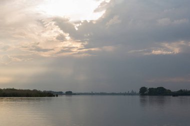 Lombardy, İtalya 'daki Mincio Nehri' nin güzel doğal manzarası.