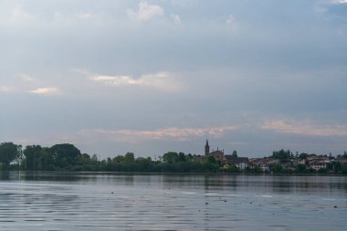 Gün batımında Mincio Nehri manzarası Lombardy, İtalya