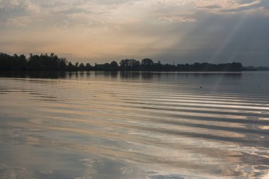 Gün batımında Mincio Nehri manzarası Lombardy, İtalya