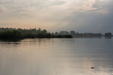 Sabahları Mincio nehrinin güzel manzarası, Lombardy, İtalya