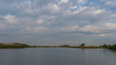 Gün batımında Mincio Nehri manzarası Lombardy, İtalya