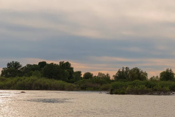Sabahları Mincio nehrinin güzel manzarası, Lombardy, İtalya