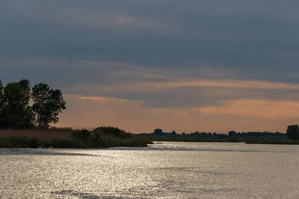 Gün batımında Mincio Nehri manzarası Lombardy, İtalya