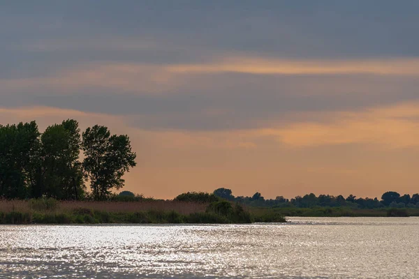 Lombardy, İtalya 'da güzel doğal manzara ve kırsal manzara 