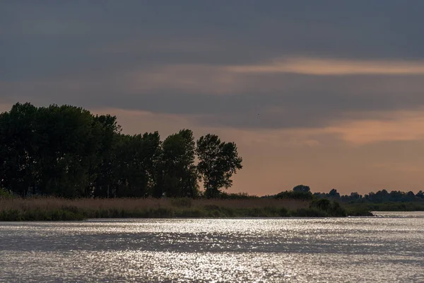 Gün batımında Mincio nehrinin güzel doğal manzarası, Lombardy, İtalya