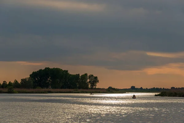 Gün batımında Mincio Nehri manzarası Lombardy, İtalya
