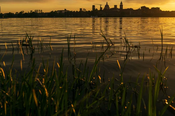 Gün batımında Mincio Nehri manzarası Lombardy, İtalya