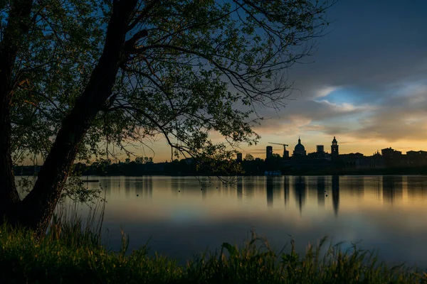 Gün batımında Mincio Nehri manzarası Lombardy, İtalya