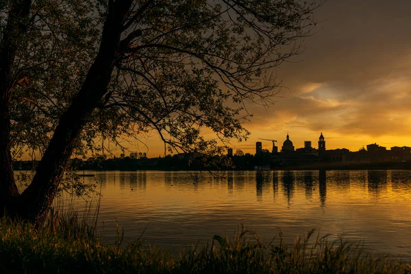 Gün batımında Mincio Nehri manzarası Lombardy, İtalya