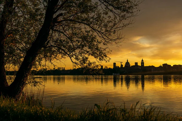 Gün batımında Mincio Nehri manzarası Lombardy, İtalya