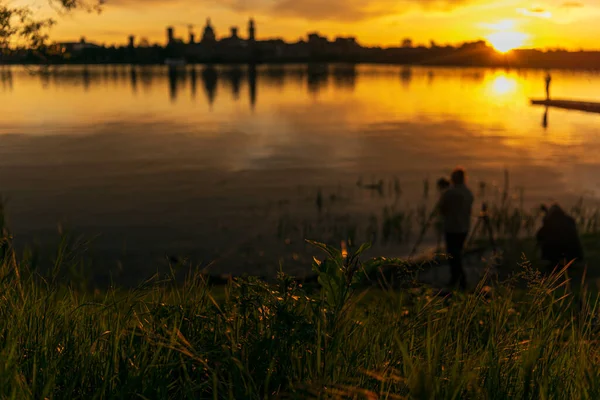 Gün batımında Mincio nehrinin güzel doğal manzarası, Lombardy, İtalya