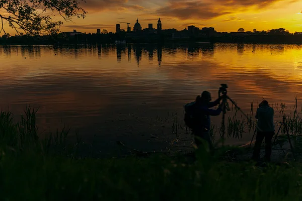 Gün batımında Mincio Nehri manzarası Lombardy, İtalya