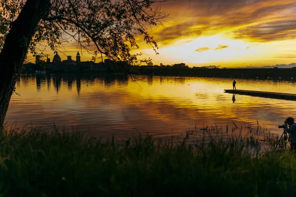 Lombardy, İtalya 'daki Mincio Nehri' nin güzel doğal manzarası.